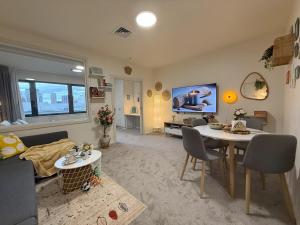 TV a/nebo společenská místnost v ubytování Emporium Luxe 1BR King Suite - Prime CBD Location
