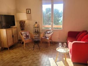 Χώρος καθιστικού στο Appartement avec vue sur le lac de Sainte-Croix