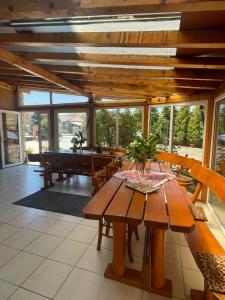 ein Esszimmer mit einem Tisch und einem Billardtisch in der Unterkunft Pensiunea Lotus Baile 1 Mai in Baile Unu Mai