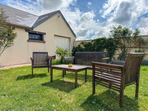 tre panche e una tavola in un cantiere di Country House with swimming pool a Épeautrolles
