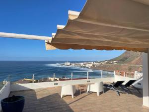 巴哈马尔Relax View的带椅子的阳台，可欣赏海景