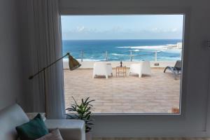 巴哈马尔Relax View的可以看到海景的客厅