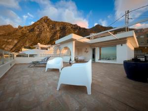 巴哈马尔Relax View的带白色椅子的露台和一座山