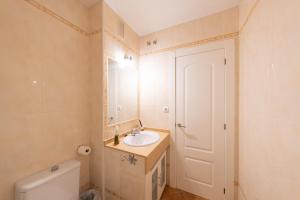 Un baño blanco con lavabo e inodoro. en Aloe Pasito, en La Isleta del Moro 27 fotos más