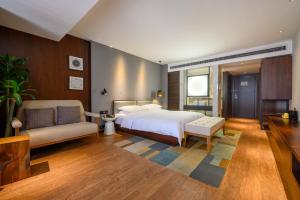 Postel nebo postele na pokoji v ubytování 珠江国际江景酒店北滨路洪崖洞夜景店 Skyline Curated Hotel