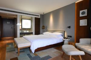 Postel nebo postele na pokoji v ubytování 珠江国际江景酒店北滨路洪崖洞夜景店 Skyline Curated Hotel