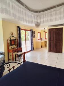 Rúm í herbergi á Villa Manamé, face à l'océan