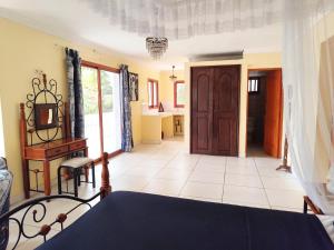 Rúm í herbergi á Villa Manamé, face à l'océan