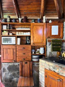 una cucina con mobili in legno e un piano di lavoro di Casa de vacanță Trei Zâne a Sovata Altre 20 foto