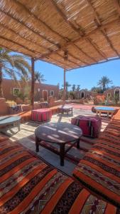 Posezení v ubytování Kasbah Desert Camp