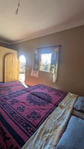 Postel nebo postele na pokoji v ubytování Kasbah Desert Camp