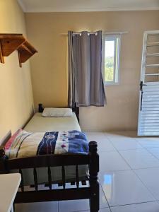 a bedroom with a bed and a window in a room at Pousada Valle das Pedras in Pedra Bela