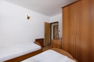 Giường trong phòng chung tại Apartmani Mira