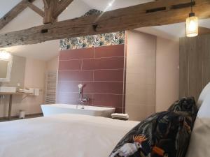 朱里耶纳La maison de Bruno的带白色浴缸和水槽的浴室