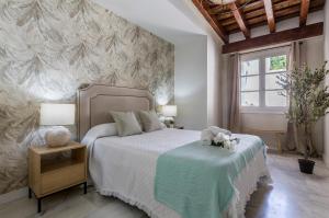 ヘレス・デ・ラ・フロンテーラにあるCatedral Moderno Centroのテディベアのベッドがある寝室