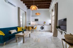 ヘレス・デ・ラ・フロンテーラにあるCatedral Moderno Centroの青いソファとテーブルのあるリビングルーム