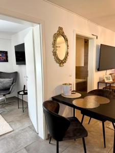a dining room with a table and chairs and a mirror at Stilvolles Apartment nähe Messe Düsseldorf in Duisburg Süd in Duisburg