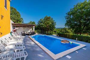Bazén v ubytování Villa Marija, a charming pet friendly Villa amidst nature nebo v jeho okolí