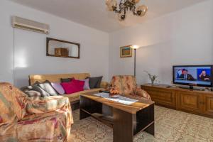 TV a/nebo společenská místnost v ubytování Villa Marija, a charming pet friendly Villa amidst nature