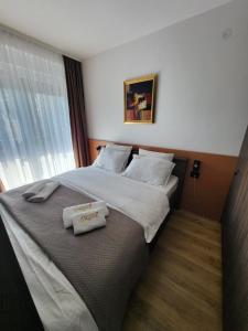 Ένα ή περισσότερα κρεβάτια σε δωμάτιο στο Apartmani Dragulji Vrnjacka Banja