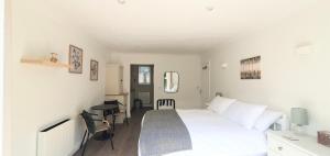 En eller flere senge i et værelse på Cosy Hutch