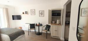 a bedroom with a bed and a table in a room at Cosy Hutch in Saxelby
