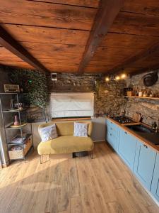 un salon avec un canapé et une cuisine dans l'établissement Mrdina house, à Kali