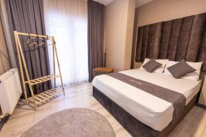 Postel nebo postele na pokoji v ubytování Highway 34 Hotel