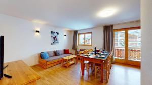 een woonkamer met een tafel en een bank bij Pracondu 2 308 - OUTDOOR & FUN charming apartment in Nendaz