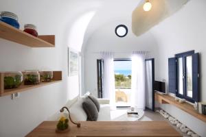 TV a/nebo společenská místnost v ubytování Romantic Santorini Getaway Villa Ammos 1 Bedroom Private Outdoor Pool & Beautiful Views Exo Gialos