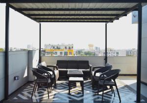 斋浦尔Penthouse in Jaipur by The Sanctum的屋顶上带桌椅的天井