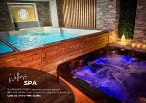 Bazén v ubytování Hotel Modena nebo v jeho okolí