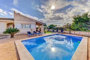 Bazén v ubytovaní Charming Playa De Muro Villa Can Gelaberts Private Pool Short Walk To Beach alebo v jeho blízkosti