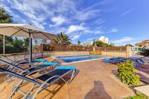 Bazén v ubytovaní Charming Playa De Muro Villa Can Gelaberts Private Pool Short Walk To Beach alebo v jeho blízkosti