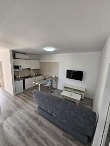 Una sala de estar con un sofá y una cocina. en Everything You Need All Right Here, en Las Galletas