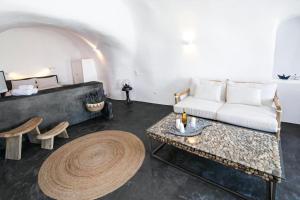 salon z białą kanapą i stołem w obiekcie Luxury Santorini Villa Villa Elysian Dyo Private Hot Tub Air Conditioning 1 Bedroom Oia w mieście Foinikiá