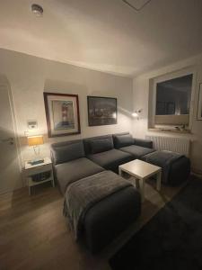 una sala de estar con un sofá y una mesa en Zentrale FeWo Küstenglück nah am Deich, en Bremerhaven