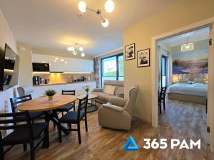 ウストロニエ・モルスキエにある365PAM - Apartament Flora Villa Solny 6-osobowy PRZY PLAŻYのリビングルーム、ダイニングルーム(ダイニングテーブル付) +13枚の写真