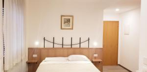 Posteľ alebo postele v izbe v ubytovaní Hotel Cantaleone + 29 fotografií