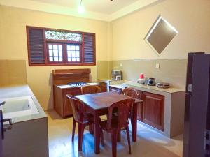 Η κουζίνα ή μικρή κουζίνα στο Green Palm Villa