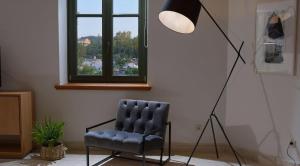 アテネにあるExquisite Athens Villa 1 Bedroom Villa Izuru Acropolis View Platia Agion Asomatonの椅子とランプが備わる窓のある客室です。