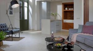 アテネにあるExquisite Athens Villa 1 Bedroom Villa Izuru Acropolis View Platia Agion Asomatonのソファとテーブルのあるリビングルーム