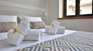 アテネにあるExquisite Athens Villa 1 Bedroom Villa Izuru Acropolis View Platia Agion Asomatonのタオルが敷かれたベッドのあるホテルの部屋 +14枚の写真