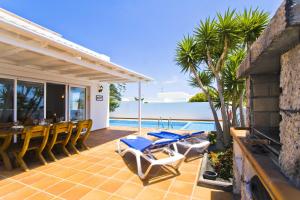 Bazén v ubytování Lovely Los Mojones Villa Casa Jasmine Heated Pool Short Walk To Beach Puerto Del Carmen nebo v jeho okolí