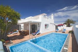 Bazén v ubytování Lovely Los Mojones Villa Casa Jasmine Heated Pool Short Walk To Beach Puerto Del Carmen nebo v jeho okolí