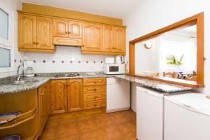 Kuchyň nebo kuchyňský kout v ubytování Lovely Los Mojones Villa Casa Jasmine Heated Pool Short Walk To Beach Puerto Del Carmen + 30 fotografií