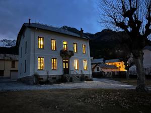 La Villa Madeleine في جوسيير: بيت ابيض كبير وانارته شغاله