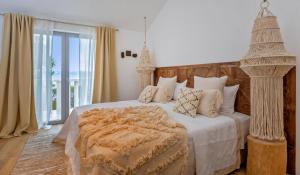 Postel nebo postele na pokoji v ubytování Charming Bohemian Chic Style Villa 4 Bedrooms Villa Punti Waterfront Sea Front Villa With Stunning Ocean Views Brac