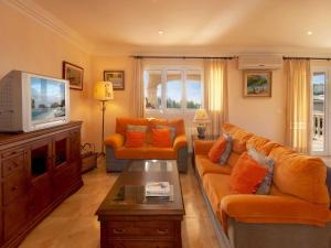 Televízia a/alebo spoločenská miestnosť v ubytovaní Immaculate Mallorca Villa Las Olas 3 Bedrooms Ideal For Families Couples Alcudia