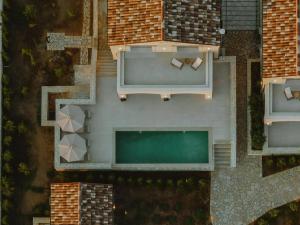 eine Draufsicht auf ein Gebäude mit einem Swimmingpool in der Unterkunft Magnificent Preveza Villa Villa Azure Manor 2 Bedrooms Breathtaking Ionian Sea View And Private Pool Kanali Beach in Preveza